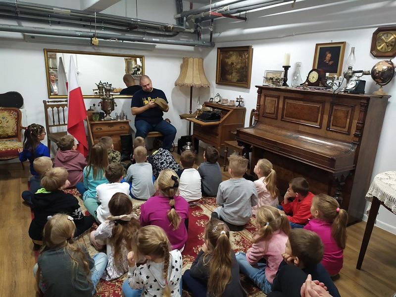 Żywa lekcja historii w Piwnicy pod Piastowskim Orłem w ramach akcji Szkoła pamięta 2022