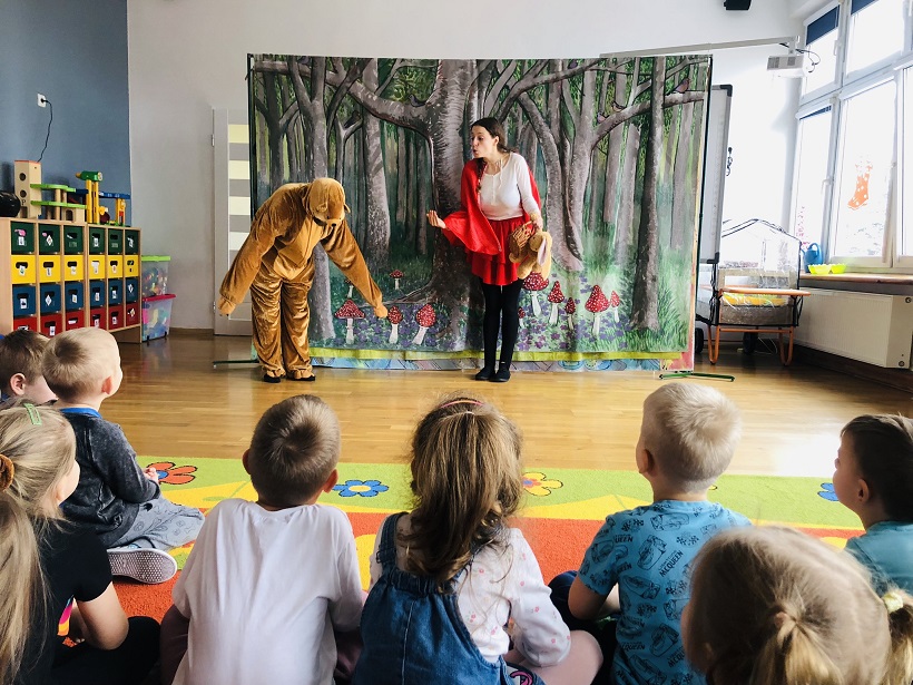 Czerwony KApturek teatrzyk