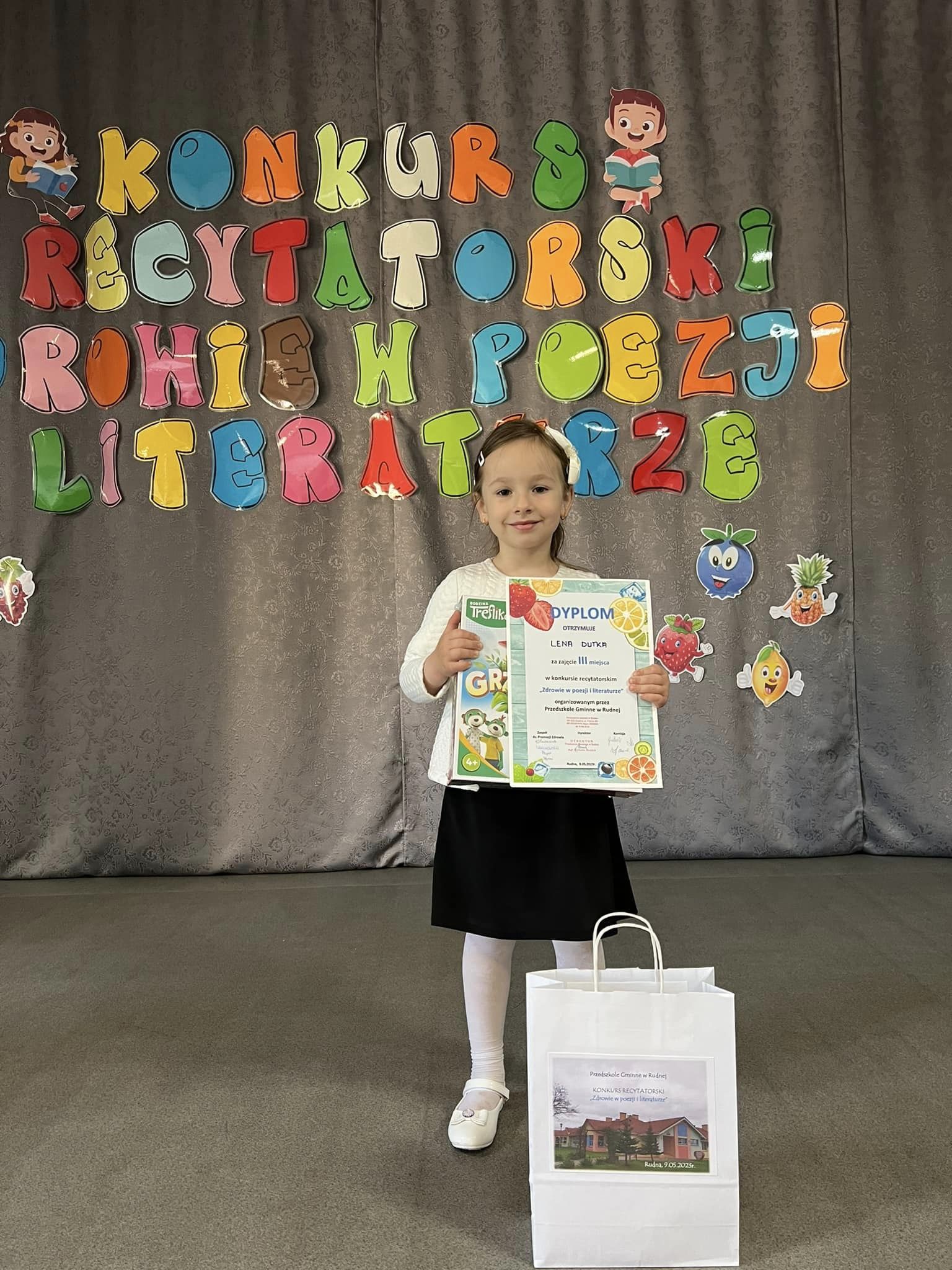 Dzieci z Oddziału Przedszkolnego w Tarn&oacute;wku uczestniczyły w Konkursie Recytatorskim   ,, Zdrowie w poezji i literaturze&rdquo; zorganizowanym przez Przedszkole Gminne w Rudnej 🥰   👉Lenka w kat.3-4 latki - III miejsce 🏆 👉 Natalka w kat. 5-6 latki - II miejsce 🏆 👉Lenka w kat. 5-6 latki otrzymała nagrodę za udział. Gratulujemy 👏👏👏👏👏👏👏👏💗