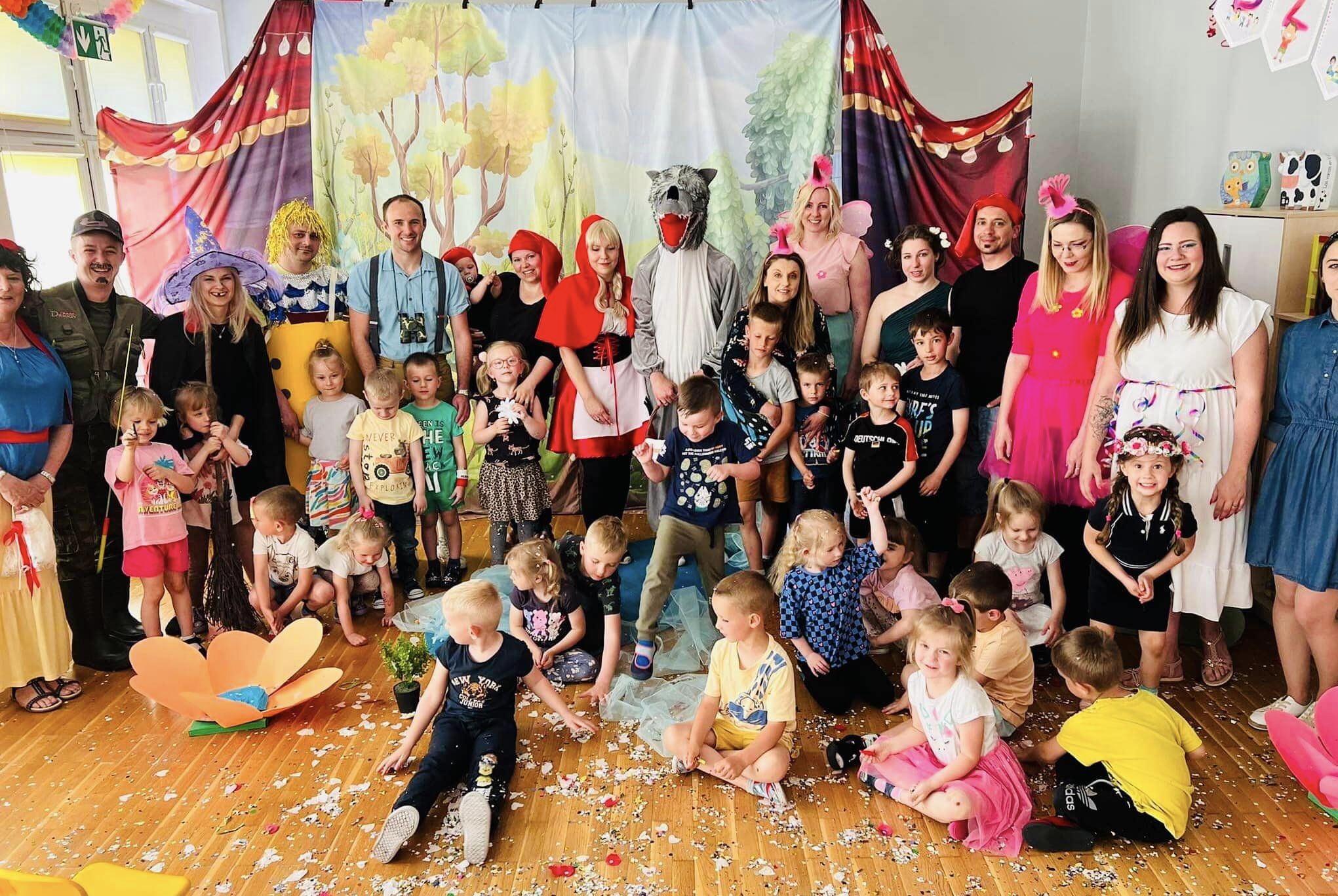 Przedstawienie teatralne pt. "W Krainie Baśni&rdquo;