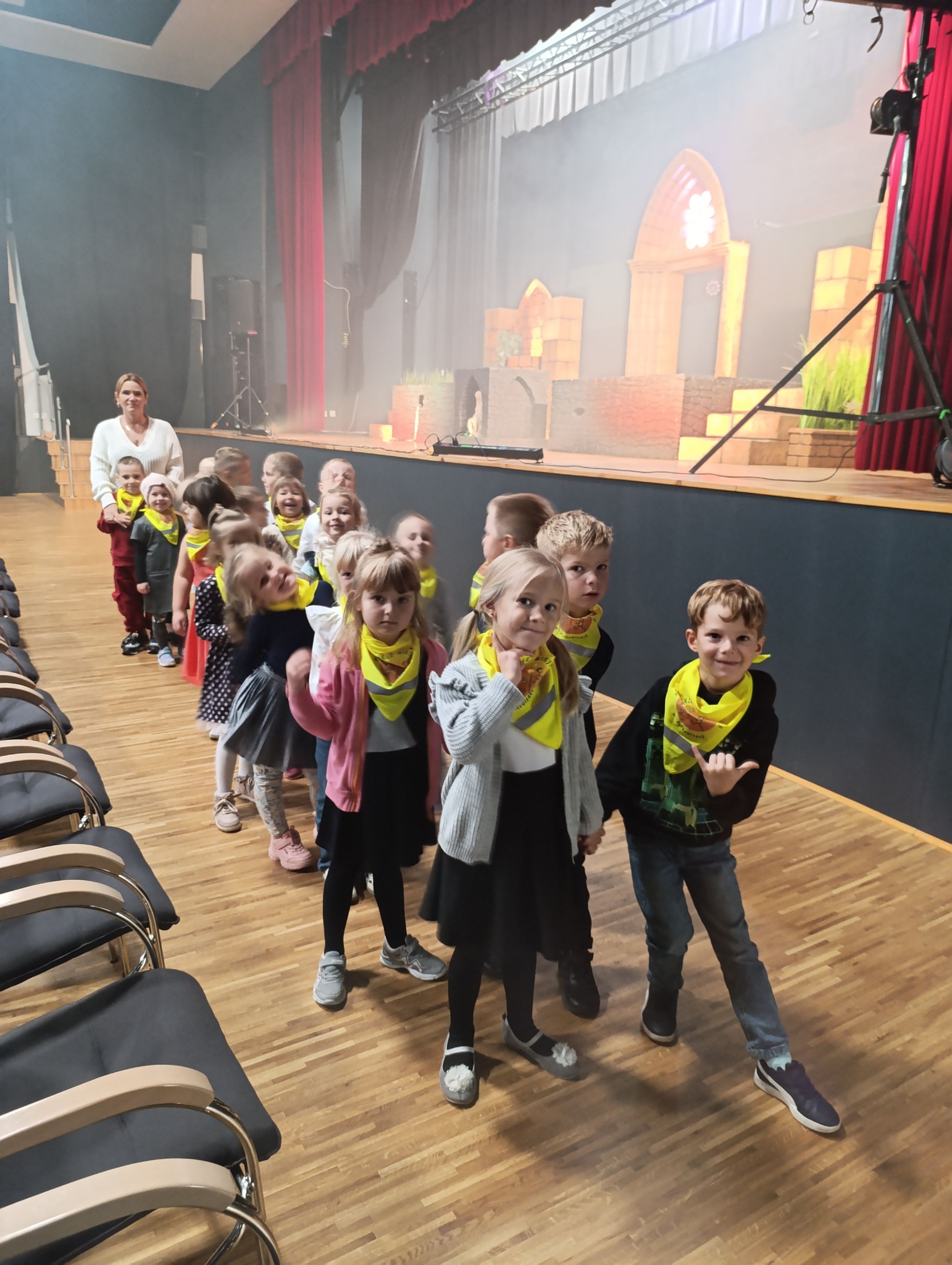 Udział w spektaklu teatralnym ,,Trzej Muszkieterowie".        Biedronki