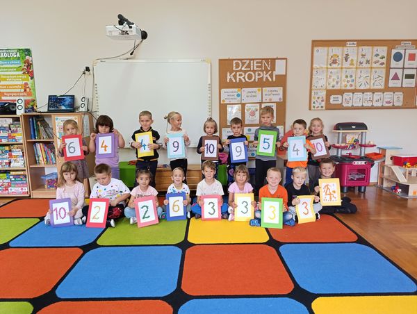 Międzynarodowy Dzień Kropki  w grupie ,,Biedronek"