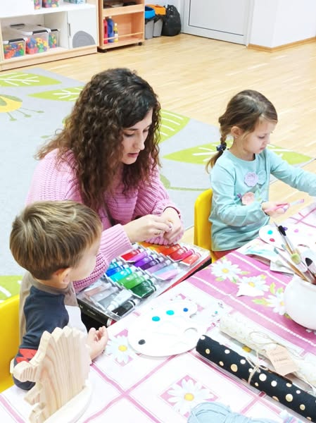 Na jesiennych warsztatach powstały piękne figurki zdobione przez dzieci i rodzic&oacute;w. Gr. II Motylki 🦋