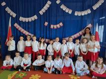 ,,Powiewa flaga, gdy wiatr się zerwie. A na tej fladze biel jest i czerwień…”