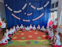 ,,Powiewa flaga, gdy wiatr się zerwie. A na tej fladze biel jest i czerwień…”