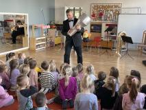 "Kurka Złotopiórka w muzycznym aeroplanie"