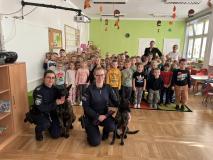 Odwiedziny Komendy Powiatowej Policji w Polkowicach wraz z psami służbowymi