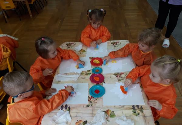 Zajęcia plastyczne "Jesienne listki"