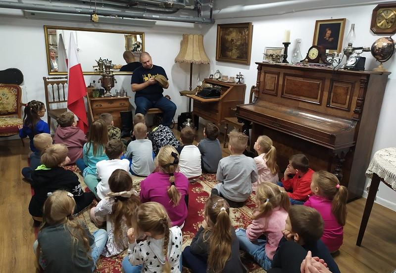 Żywa lekcja historii w Piwnicy pod Piastowskim Orłem w ramach akcji Szkoła pamięta 2022