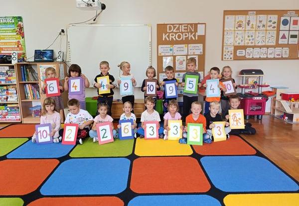 Międzynarodowy Dzień Kropki  w grupie ,,Biedronek"