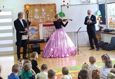 Koncert muzyczny pt:"Wesołe walce i polki czyli Zosia na cesarskim dworze" organizowany przez Lubuskie Biuro Koncertowe.