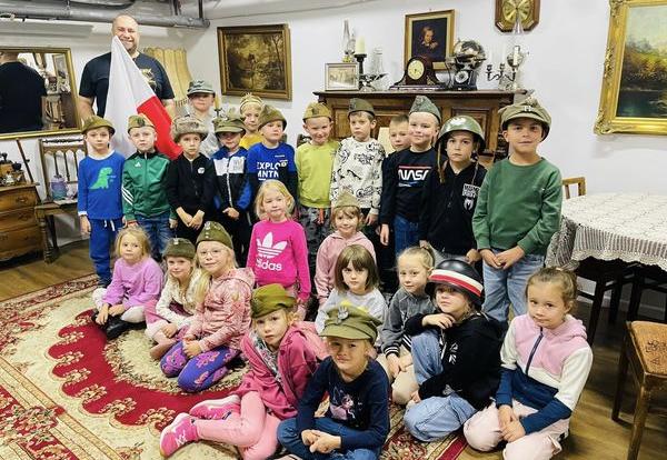 Żywa lekcja historii w Piwnicy pod Piastowskim Orłem w ramach akcji Szkoła pamięta 2022