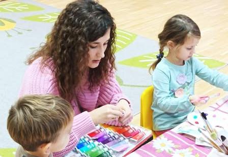 Na jesiennych warsztatach powstały piękne figurki zdobione przez dzieci i rodziców. Gr. II Motylki 🦋