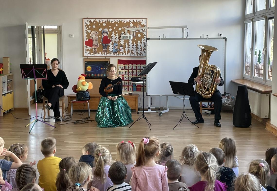 "Kurka Złotopiórka w muzycznym aeroplanie"