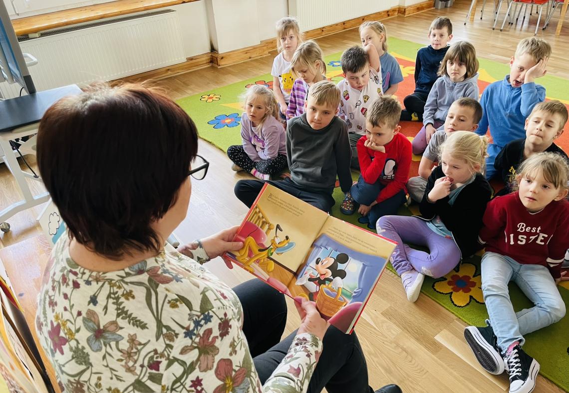 "Poranki z Biblioteką"
