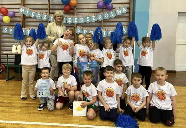 Mamy to 🔥💪 Dzieci z Grupy Skrzaty wzięły udział w XVIII Międzyprzedszkolnej Spartakiadzie Sportowej, podczas której z zaangażowaniem i radością reprezentowały naszą placówkę. Za godną postawę, przestrzeganie zasad fair play oraz aktywne uczestnictwo w sportowej rywalizacji, otrzymały dyplom i nagrodę. Jesteśmy dumni z naszych małych sportowców!🫶🏻🫶🏻🫶🏻