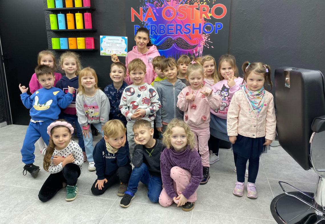 Wizyta przedszkolaków z Przedszkola Miejskiego nr 5 w Polkowicach, w salonie Na Ostro Barbershop Polkowice